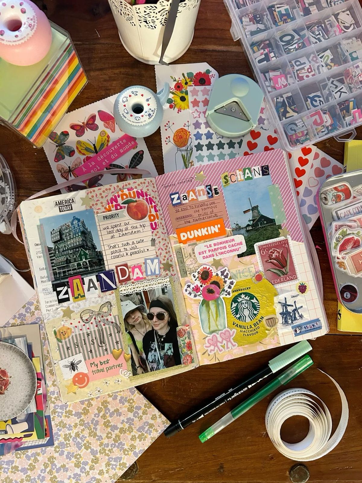 Persona haciendo journaling en ambiente acogedor